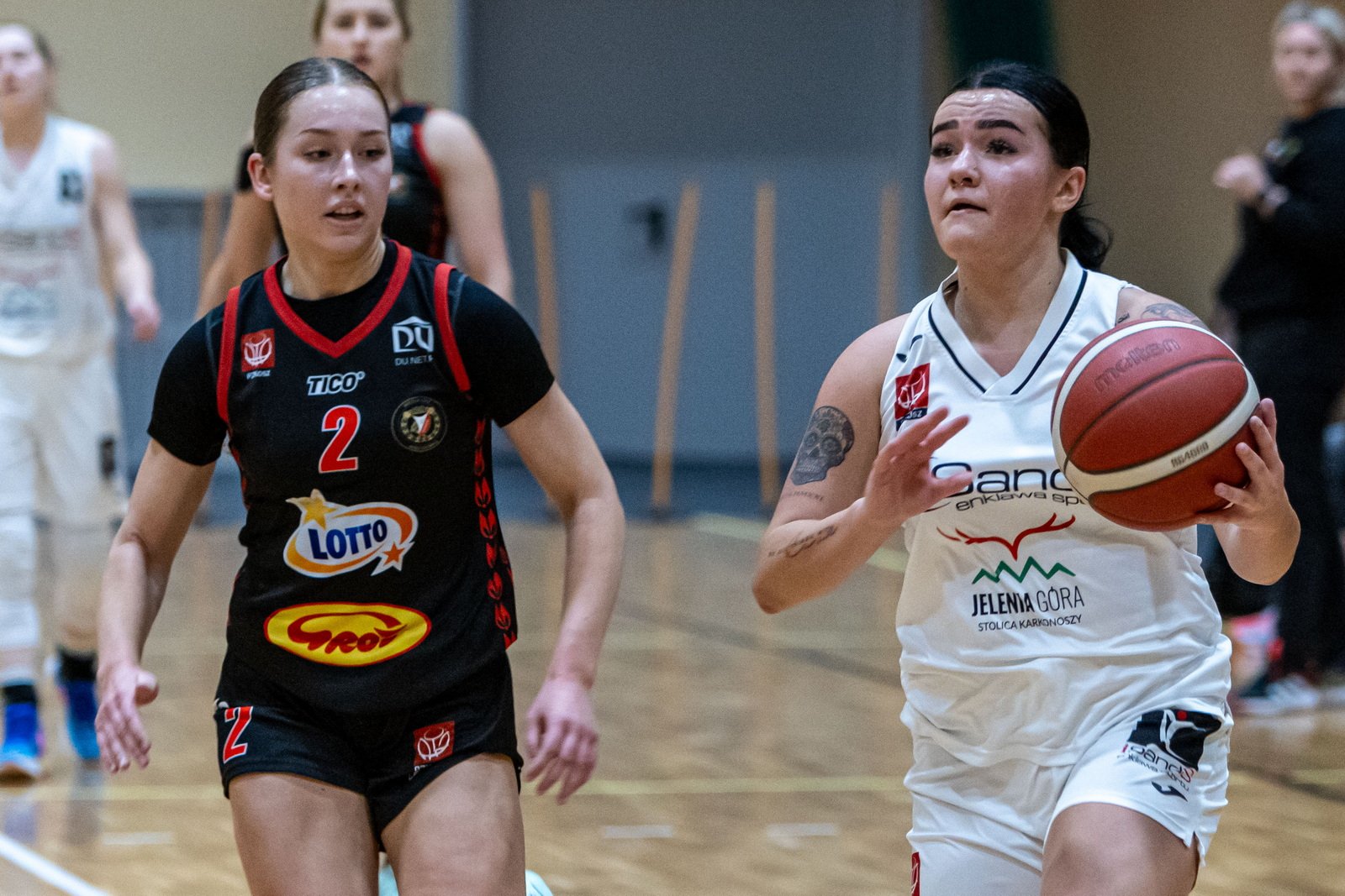 czerwona-latarnia-wciaz-w-jeleniej-gorze-121001