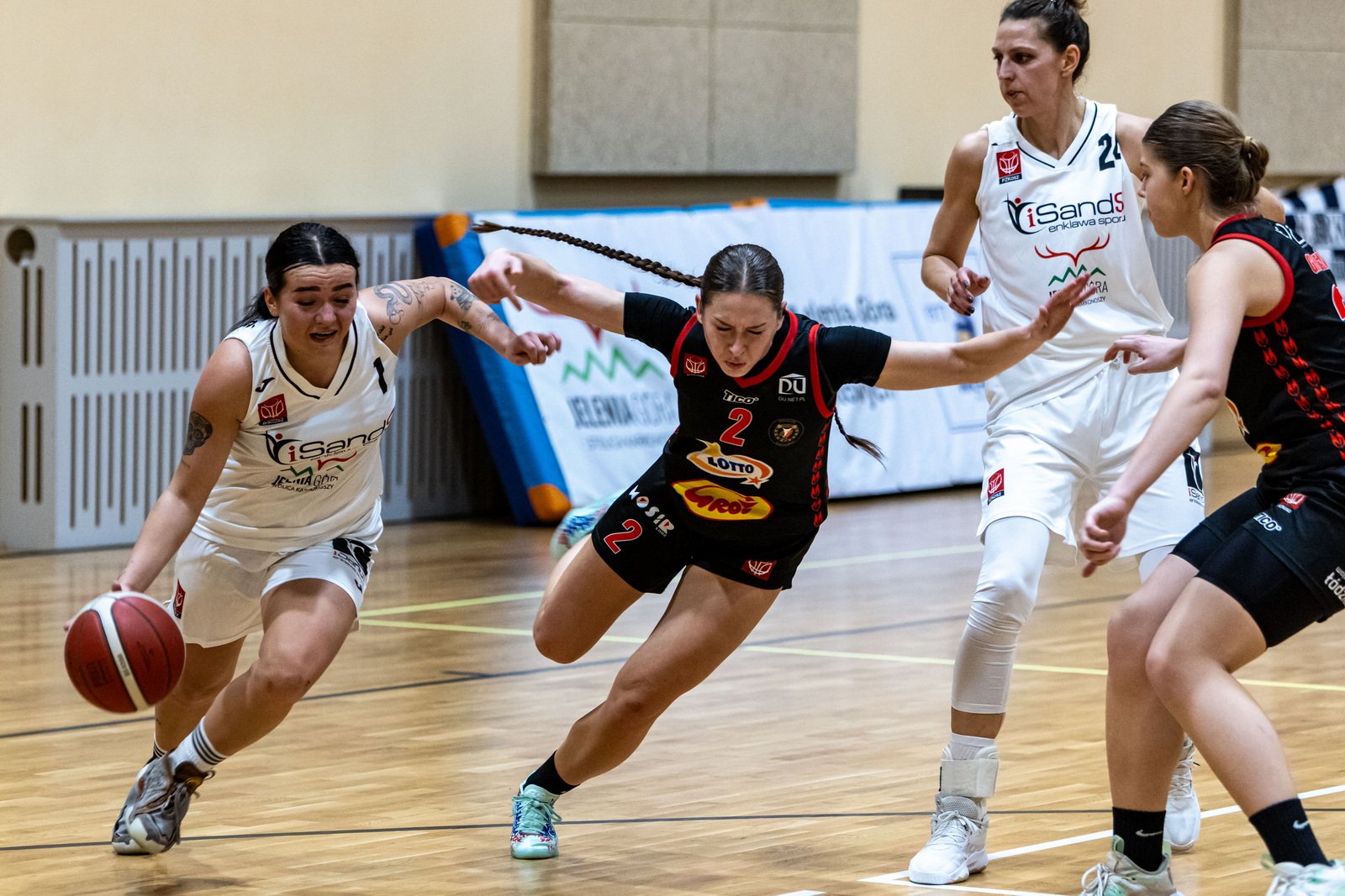 czerwona-latarnia-wciaz-w-jeleniej-gorze-121001