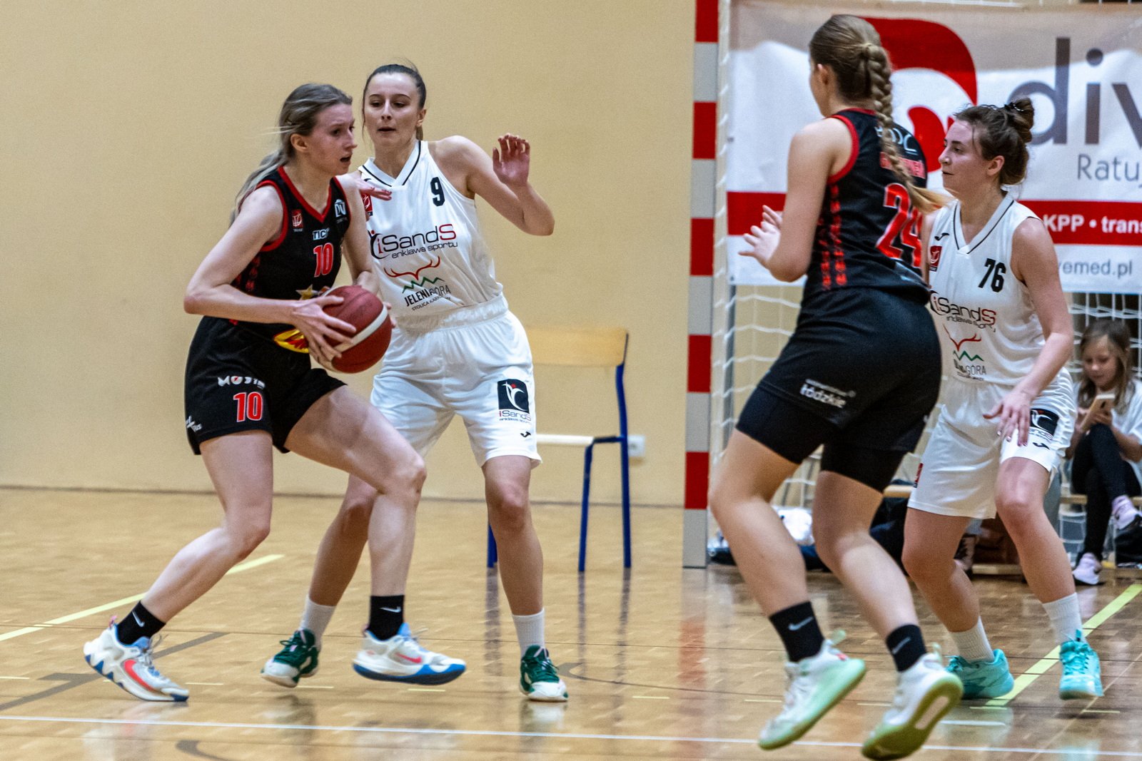 czerwona-latarnia-wciaz-w-jeleniej-gorze-121001