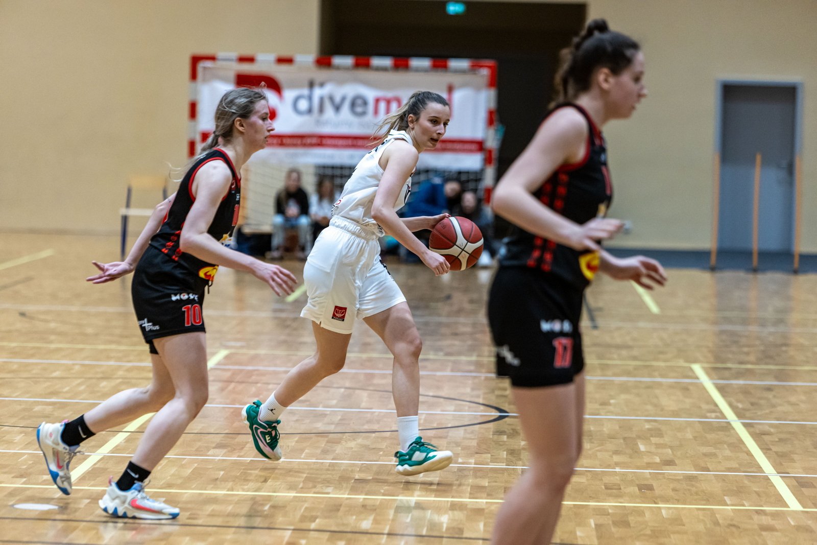 czerwona-latarnia-wciaz-w-jeleniej-gorze-121001