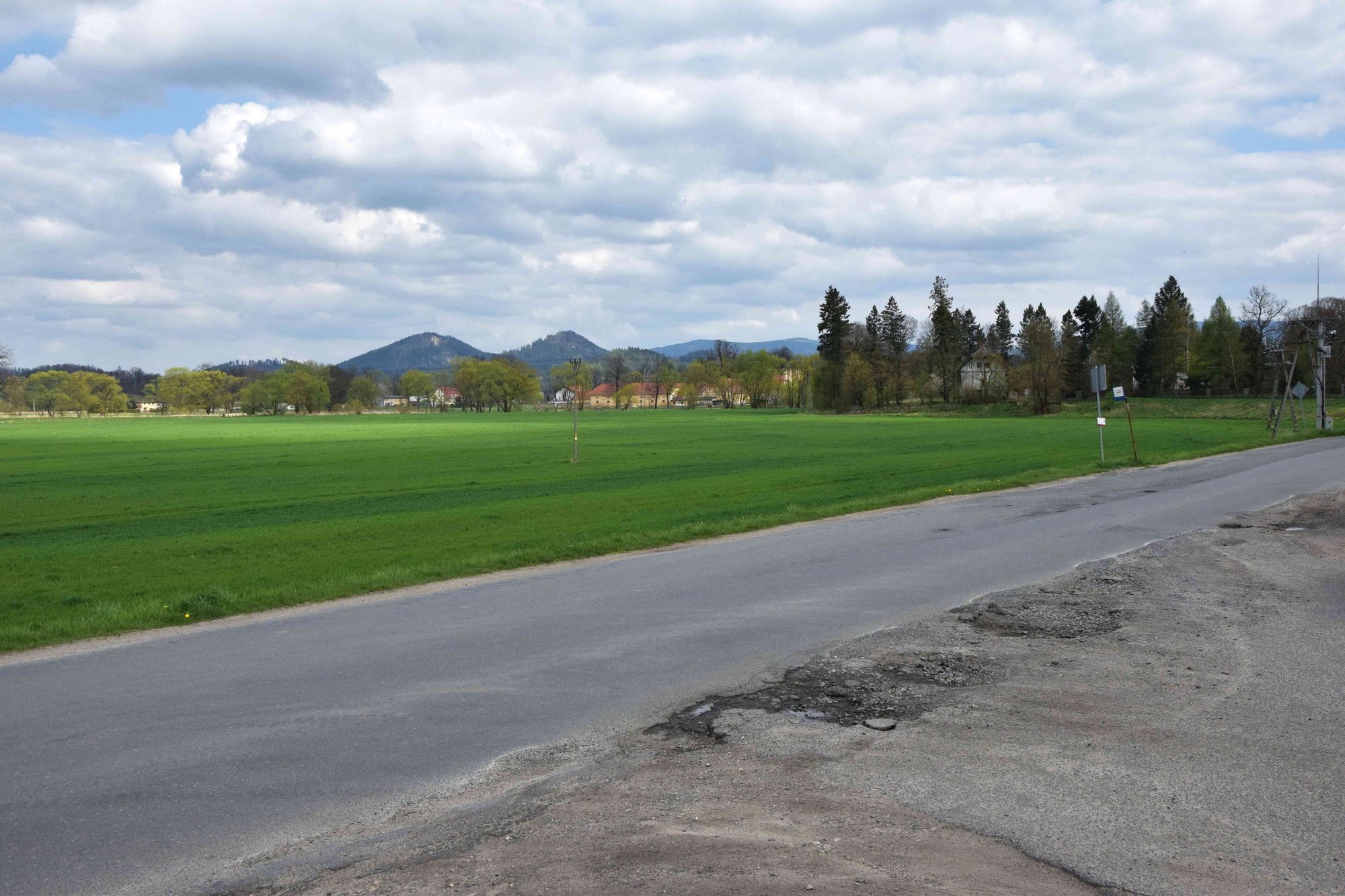pieciu-chetnych-na-remont-drogi-121124