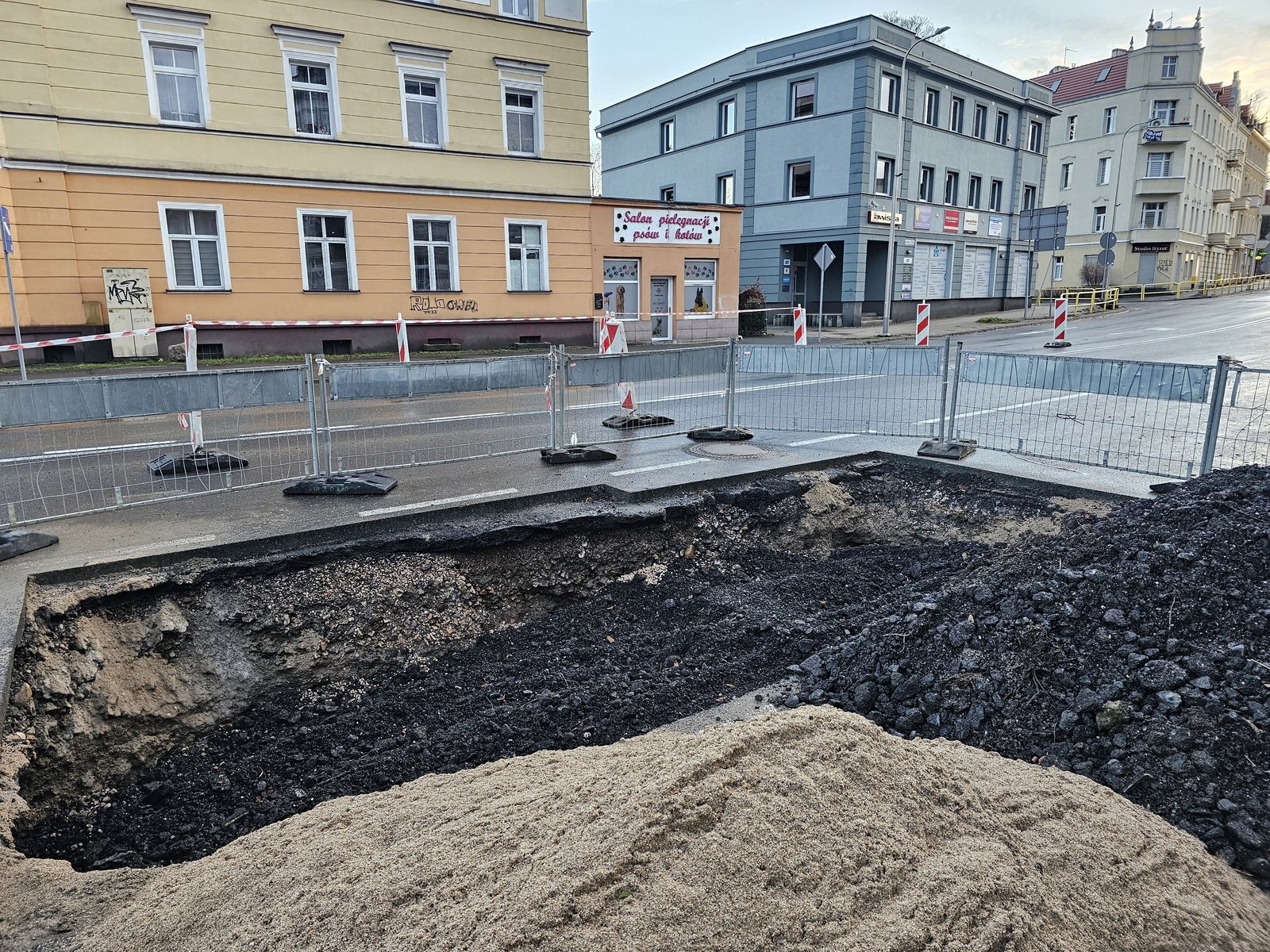 dziura-na-wolnosci-121249
