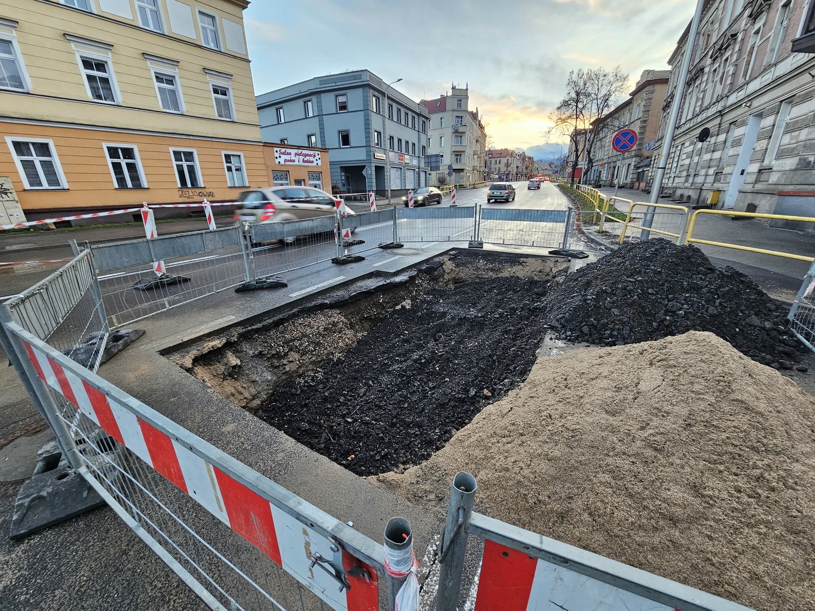 dziura-na-wolnosci-121249