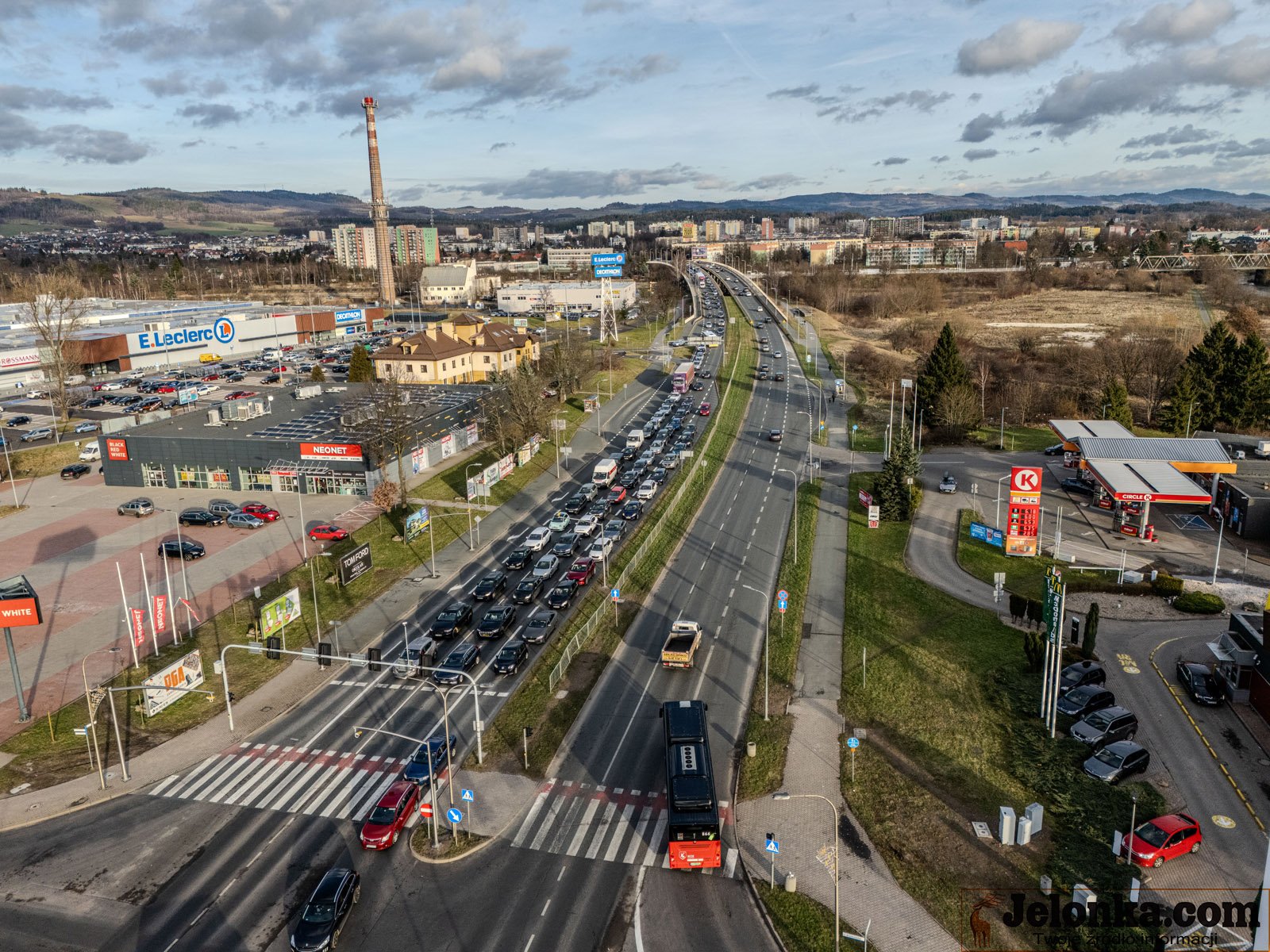 ludzie-komentuja-korki-na-skrzyzowaniu-jana-pawagrunwaldzka-w-jeleniej-gorze-121313