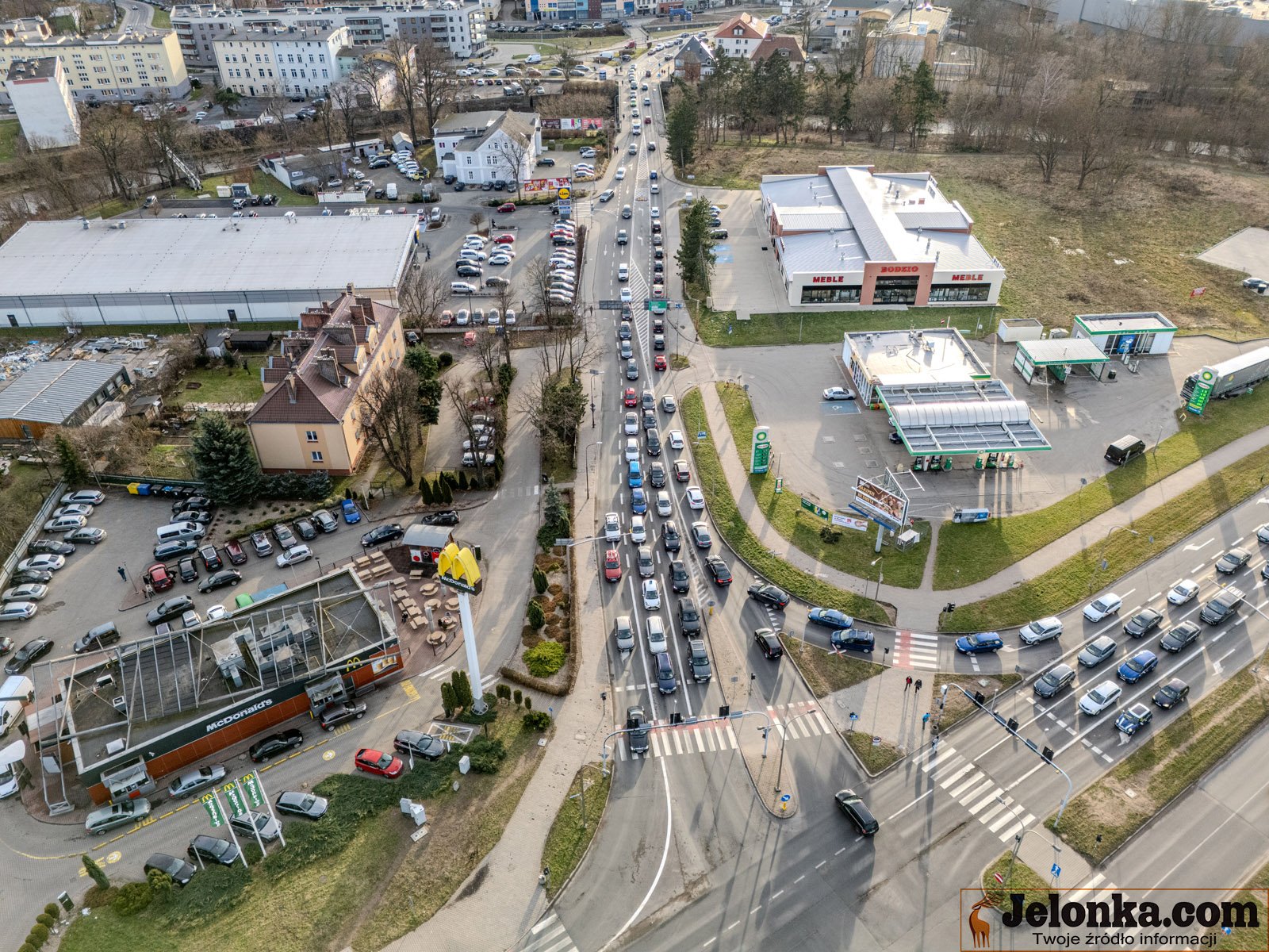 ludzie-komentuja-korki-na-skrzyzowaniu-jana-pawagrunwaldzka-w-jeleniej-gorze-121313