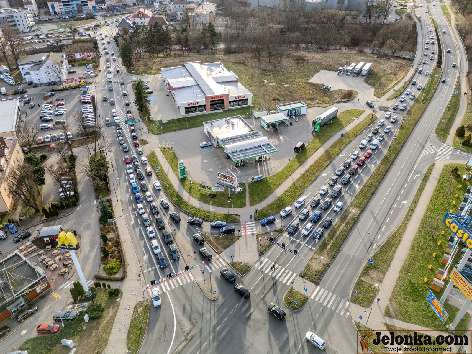 ludzie-komentuja-korki-na-skrzyzowaniu-jana-pawagrunwaldzka-w-jeleniej-gorze-121313