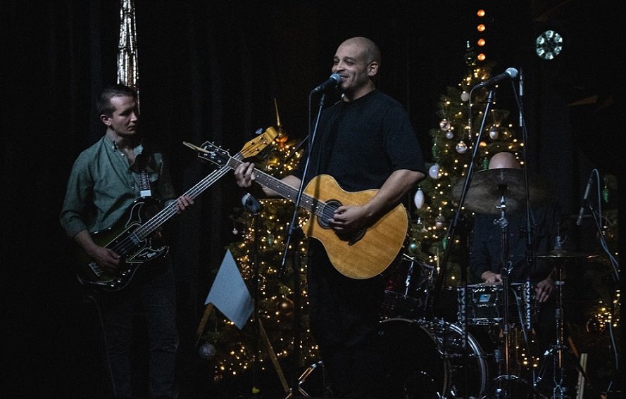 radosny-swiateczny-koncert-damiana-ukeje-121382