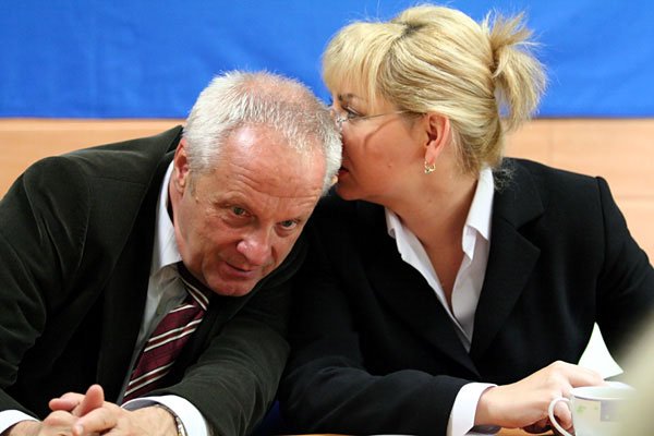 Beata Sawicka z senatorem Stefanem Niesiołowskim podczas ostatniej przed skandalem konferencji w Jeleniej Górze
