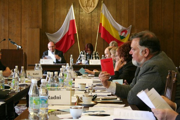 Radny Zbgniew Ładziński głosował dwuznacznie: z przodu był