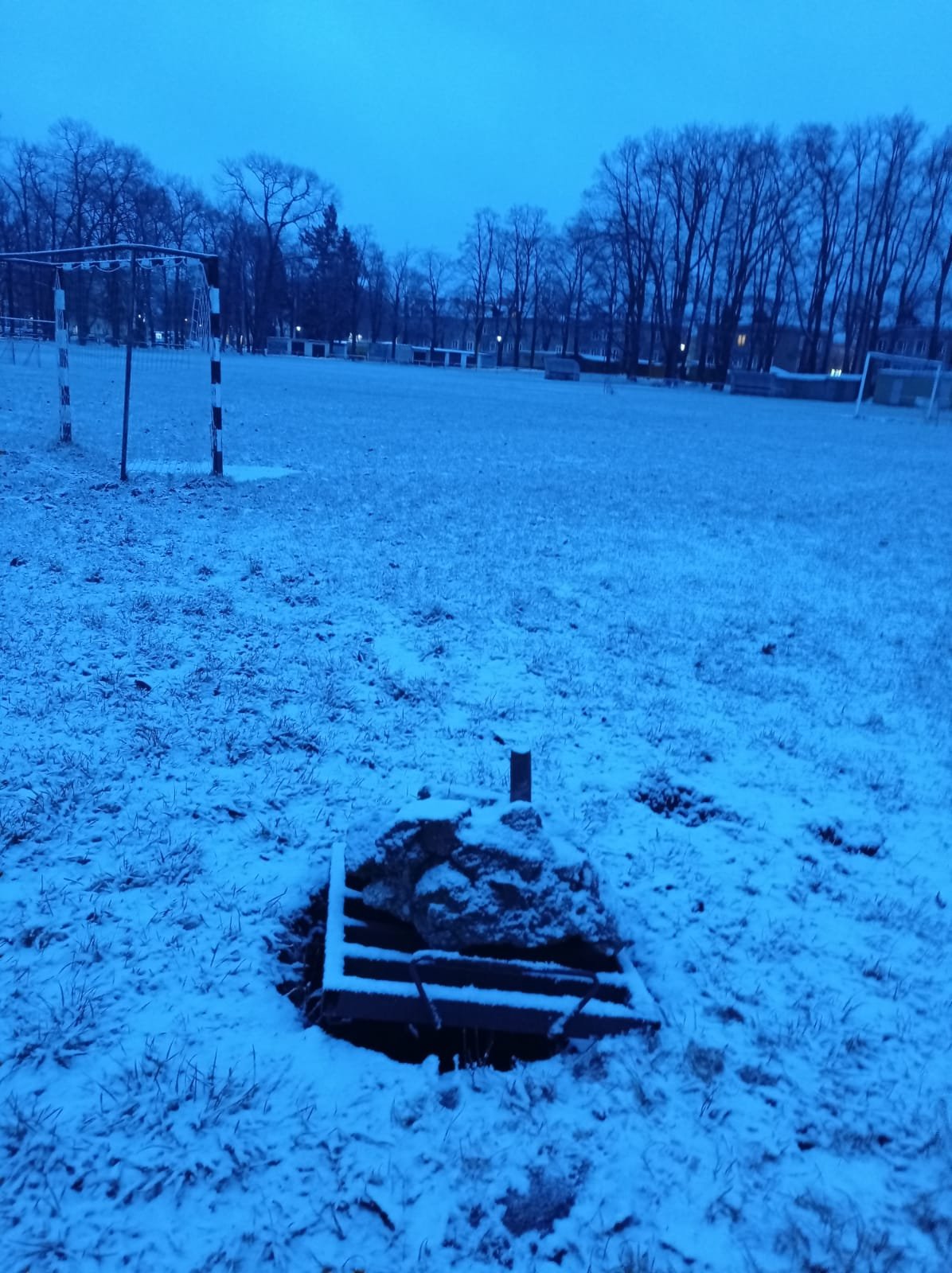 niebezpieczna-dziura-obok-boiska-121502