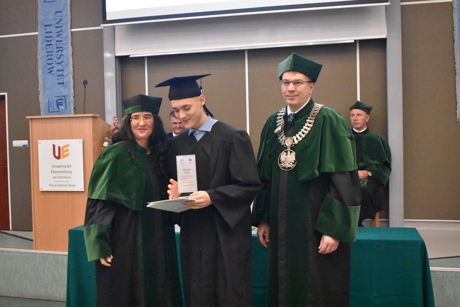 modzi-liderzy-z-dyplomami-121611