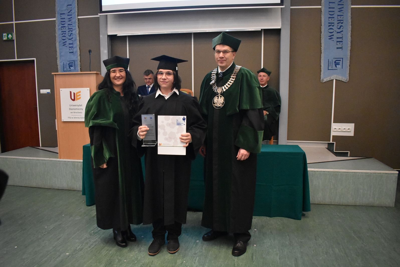 modzi-liderzy-z-dyplomami-121611