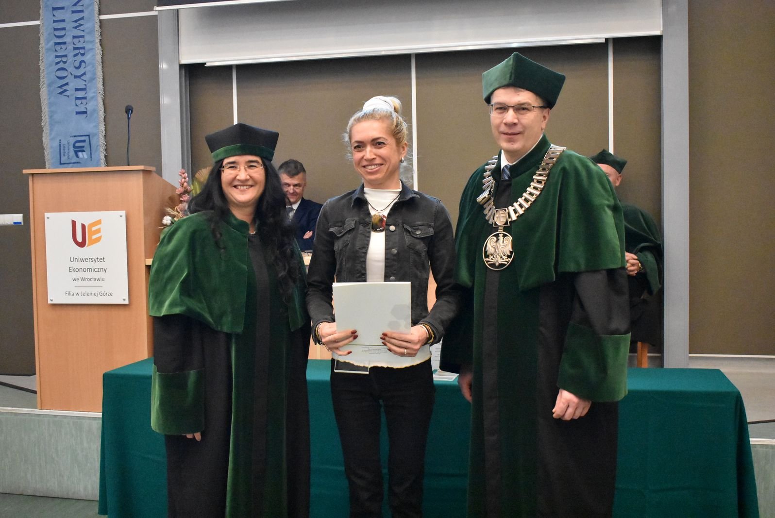 modzi-liderzy-z-dyplomami-121611