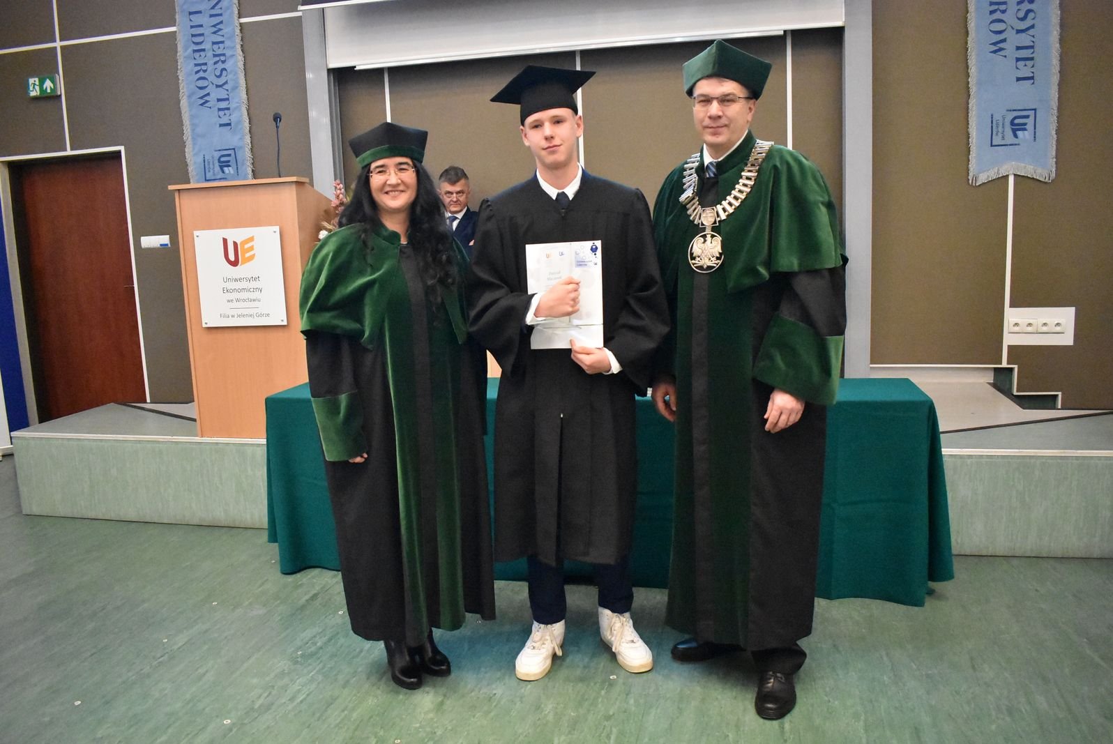 modzi-liderzy-z-dyplomami-121611