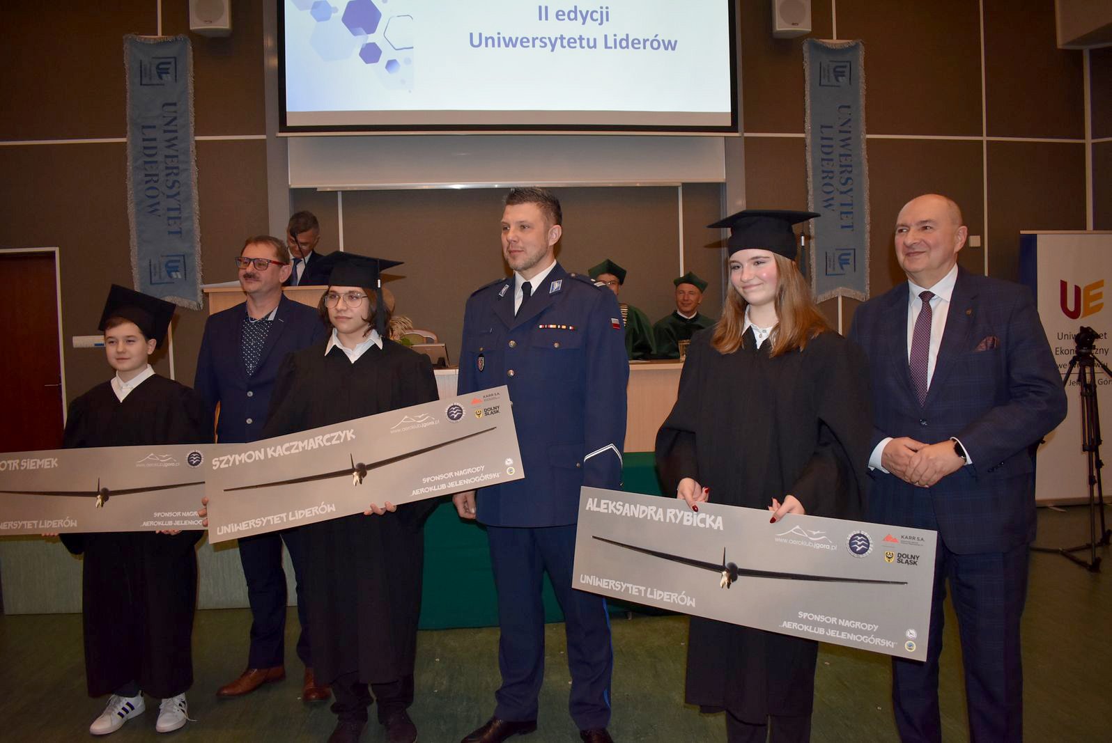 modzi-liderzy-z-dyplomami-121611