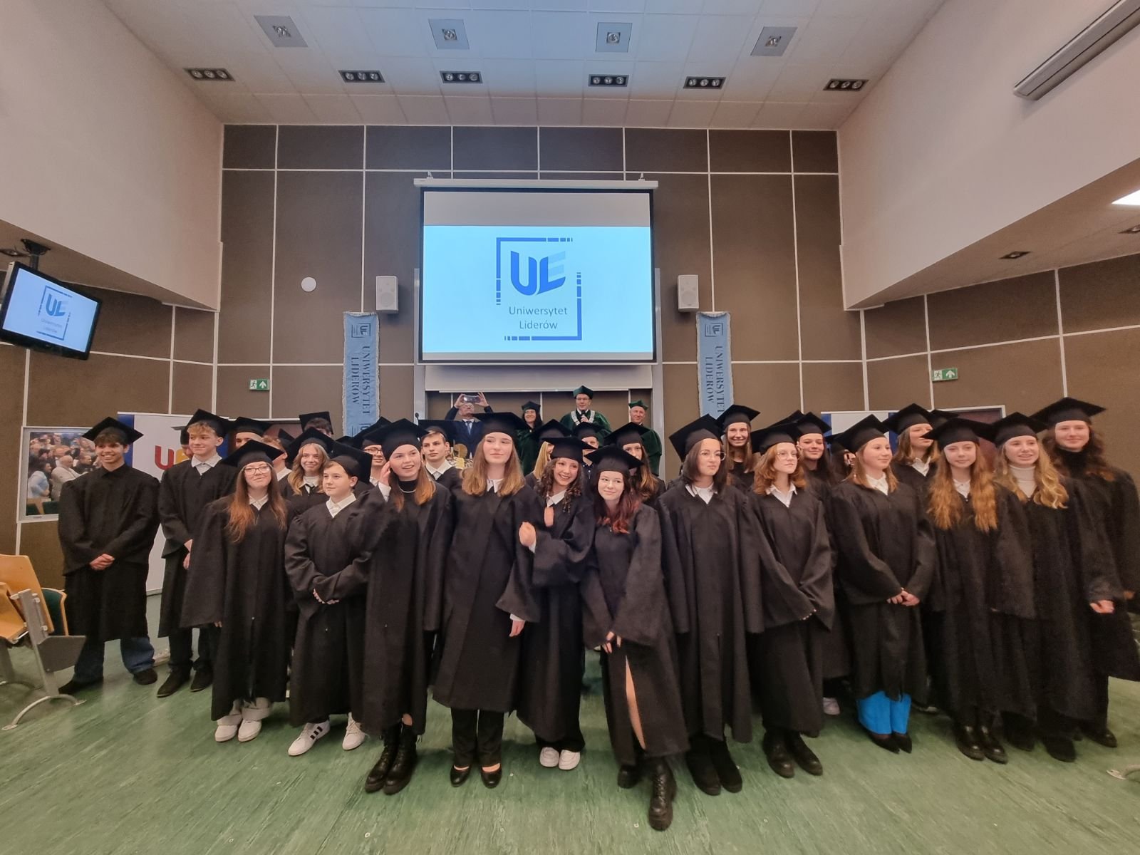modzi-liderzy-z-dyplomami-121611