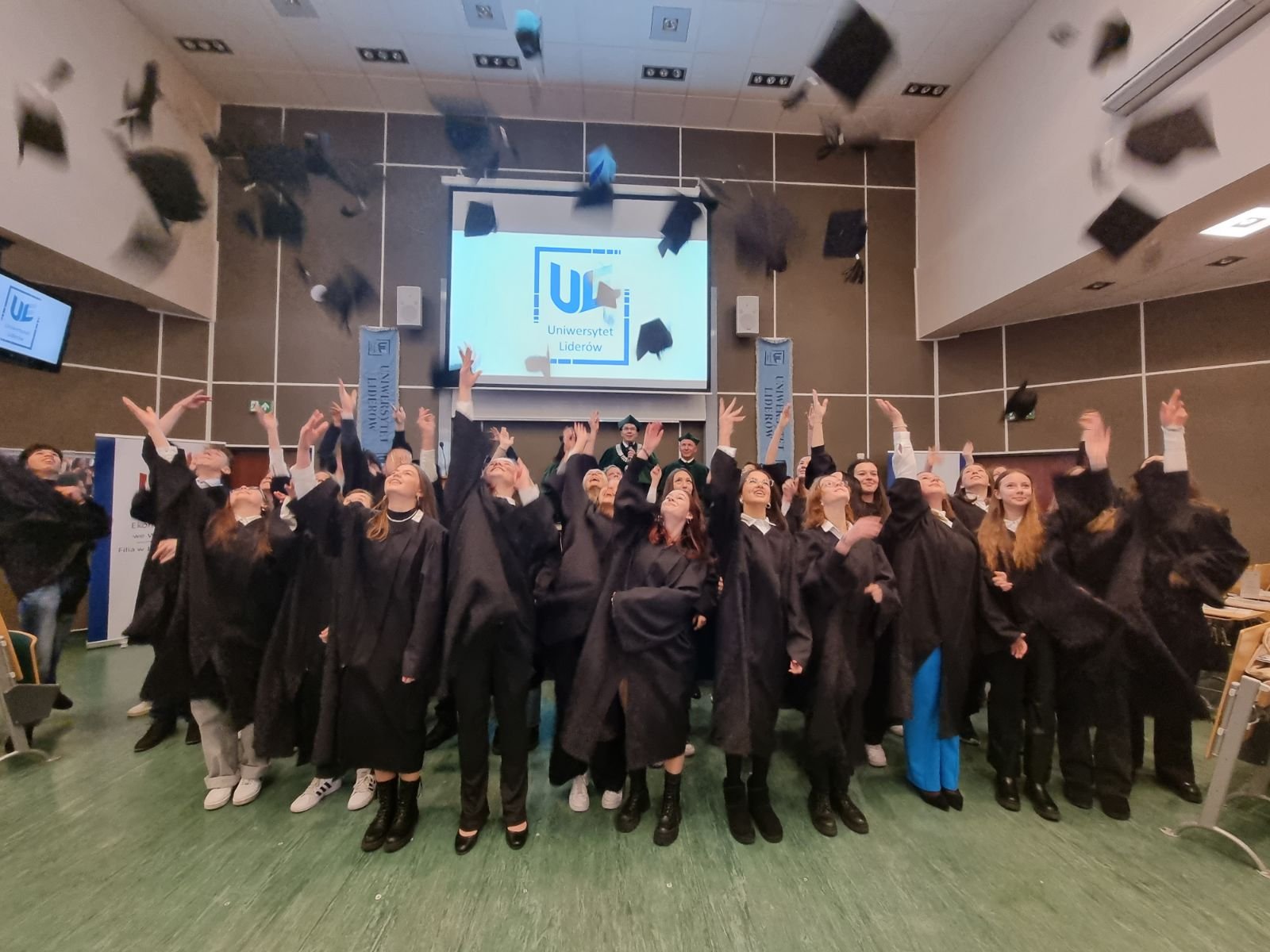 modzi-liderzy-z-dyplomami-121611