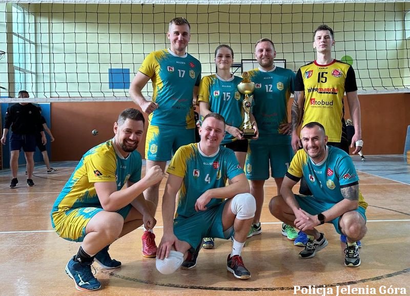 jeleniogorzanie-z-pucharem-i-nagroda-mvp-121984