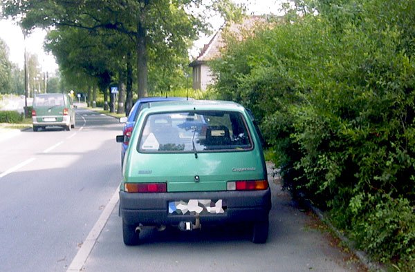 Stojące na chodniku pojazdy to codzienność przy ulicy Mickiewicza.