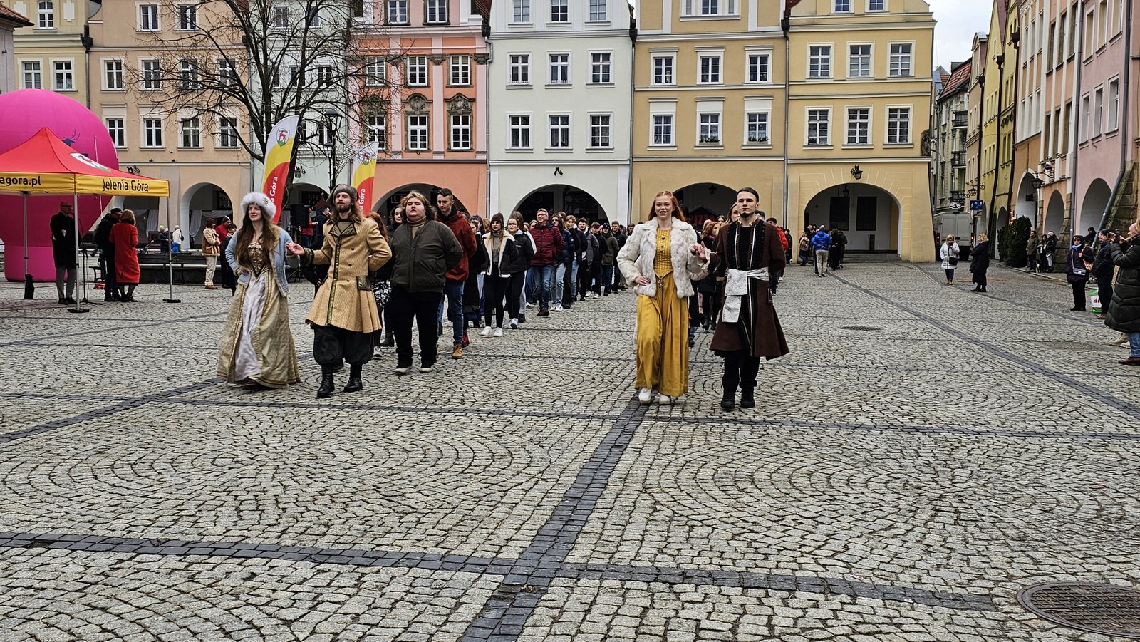 zatanczyli-poloneza-na-placu-ratuszowym-122060