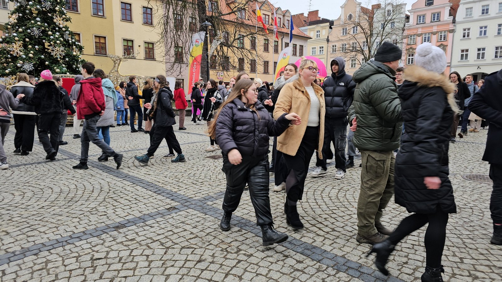 zatanczyli-poloneza-na-placu-ratuszowym-122060