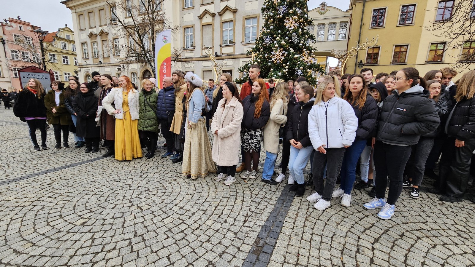 zatanczyli-poloneza-na-placu-ratuszowym-122060