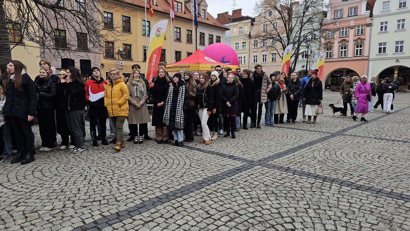 zatanczyli-poloneza-na-placu-ratuszowym-122060