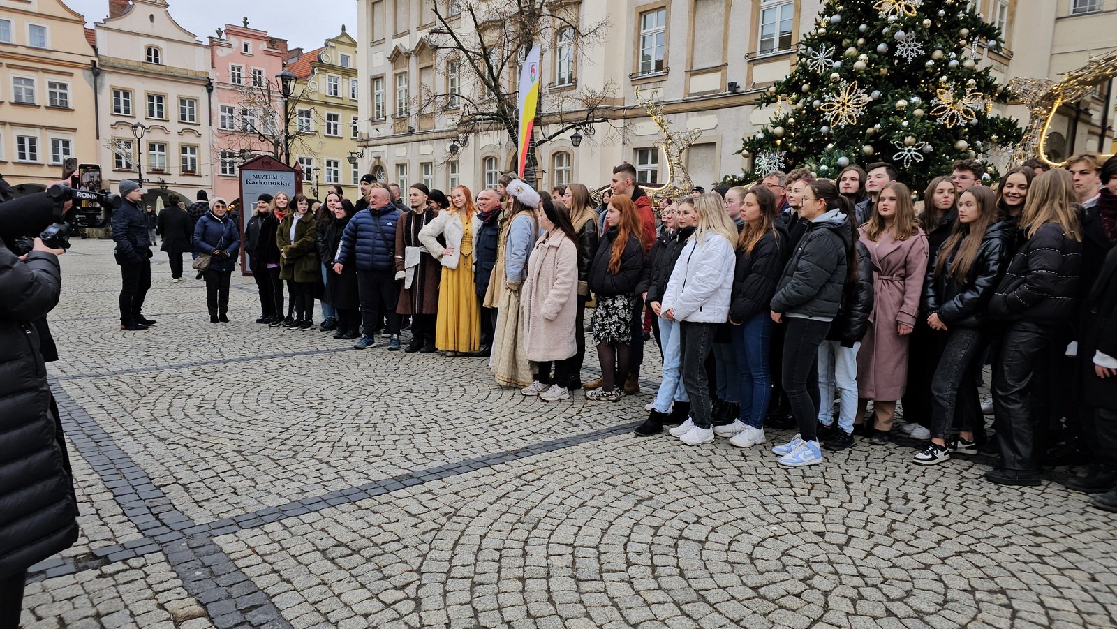 zatanczyli-poloneza-na-placu-ratuszowym-122060