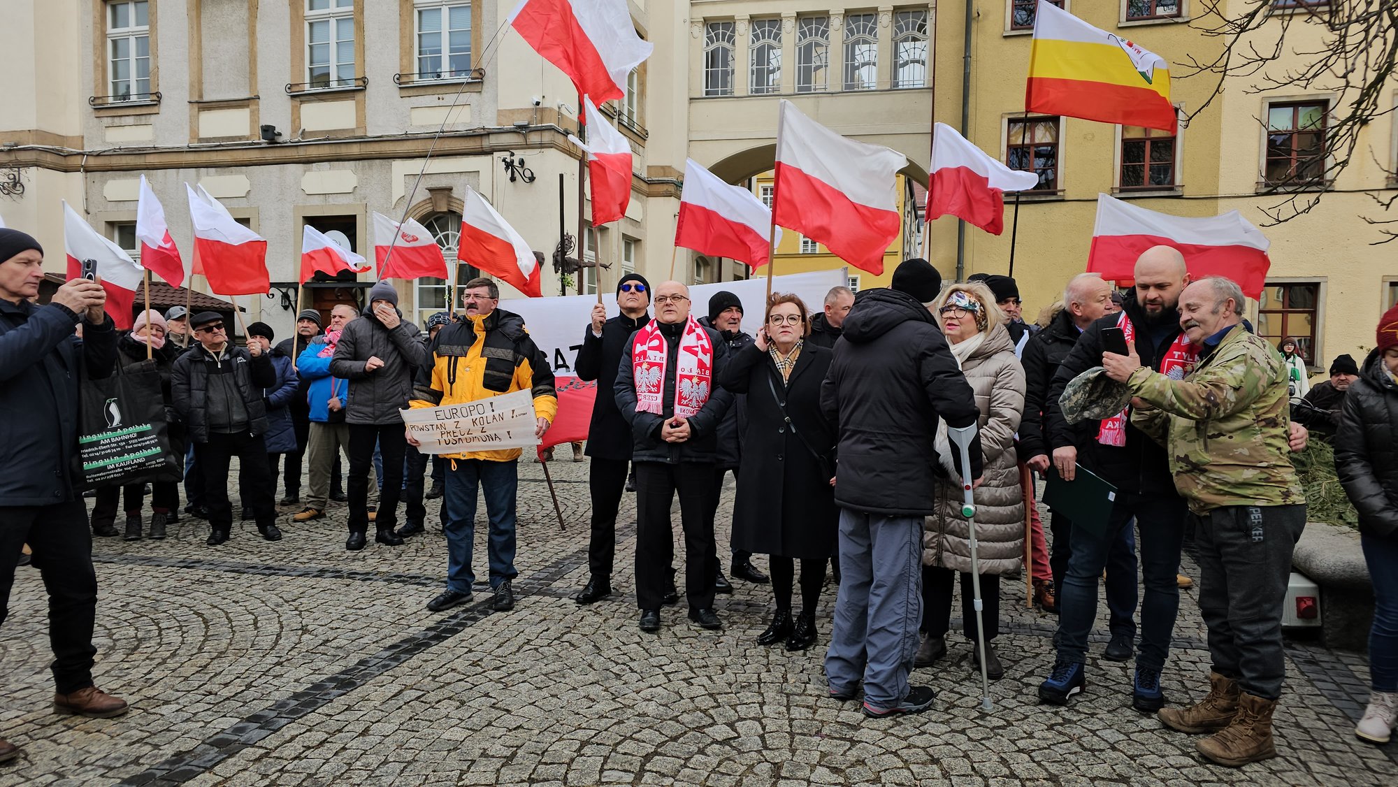 protestuja-w-centrum-miasta-122105