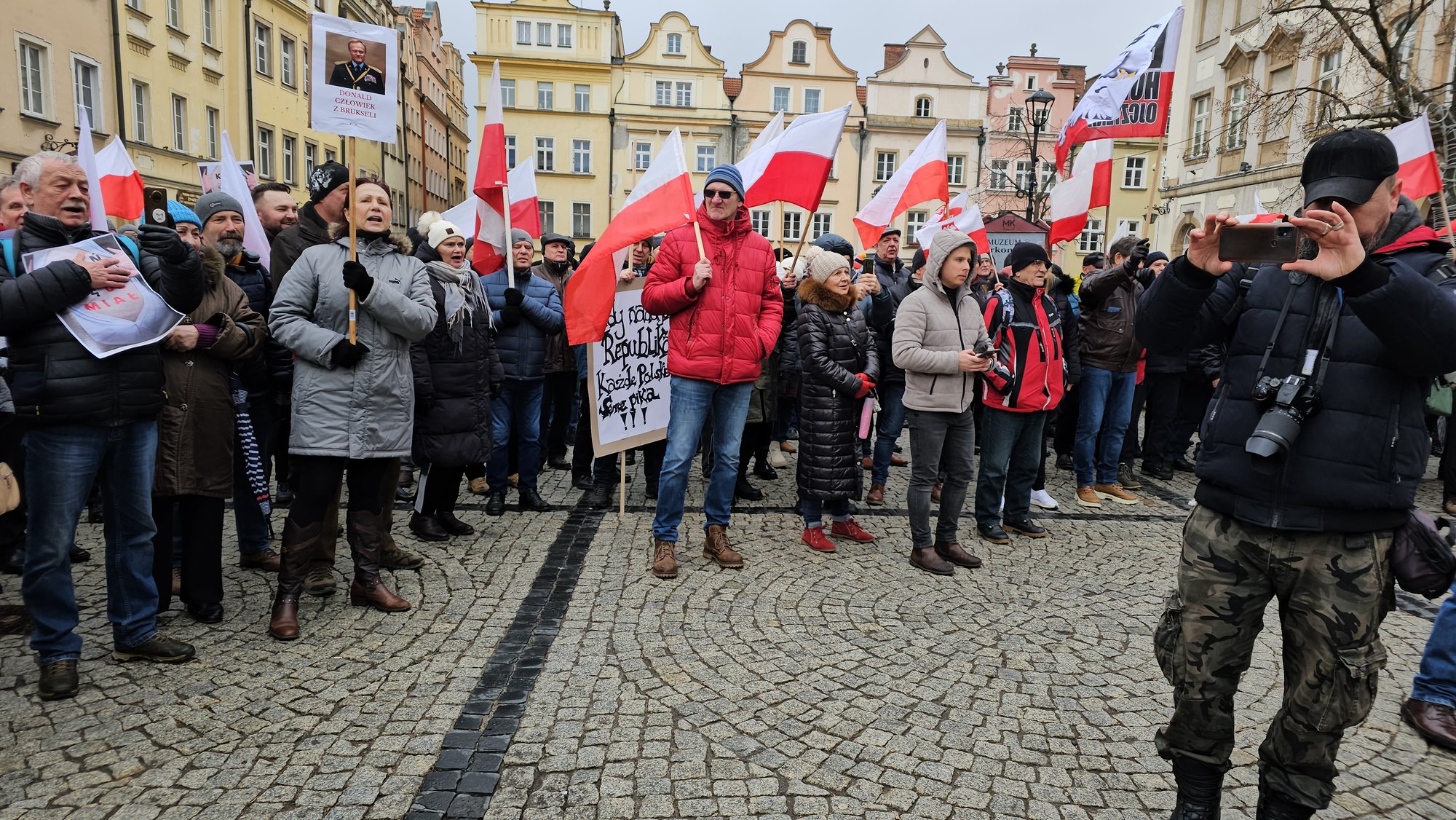 protestuja-w-centrum-miasta-122105