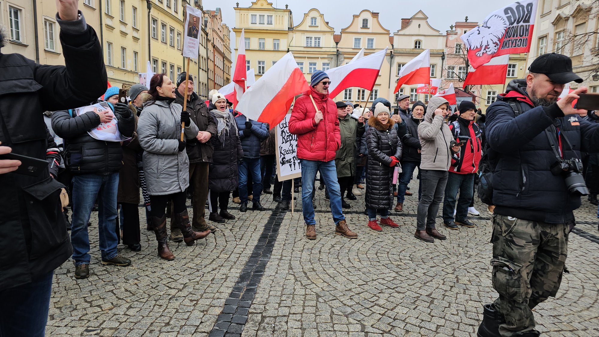 protestuja-w-centrum-miasta-122105
