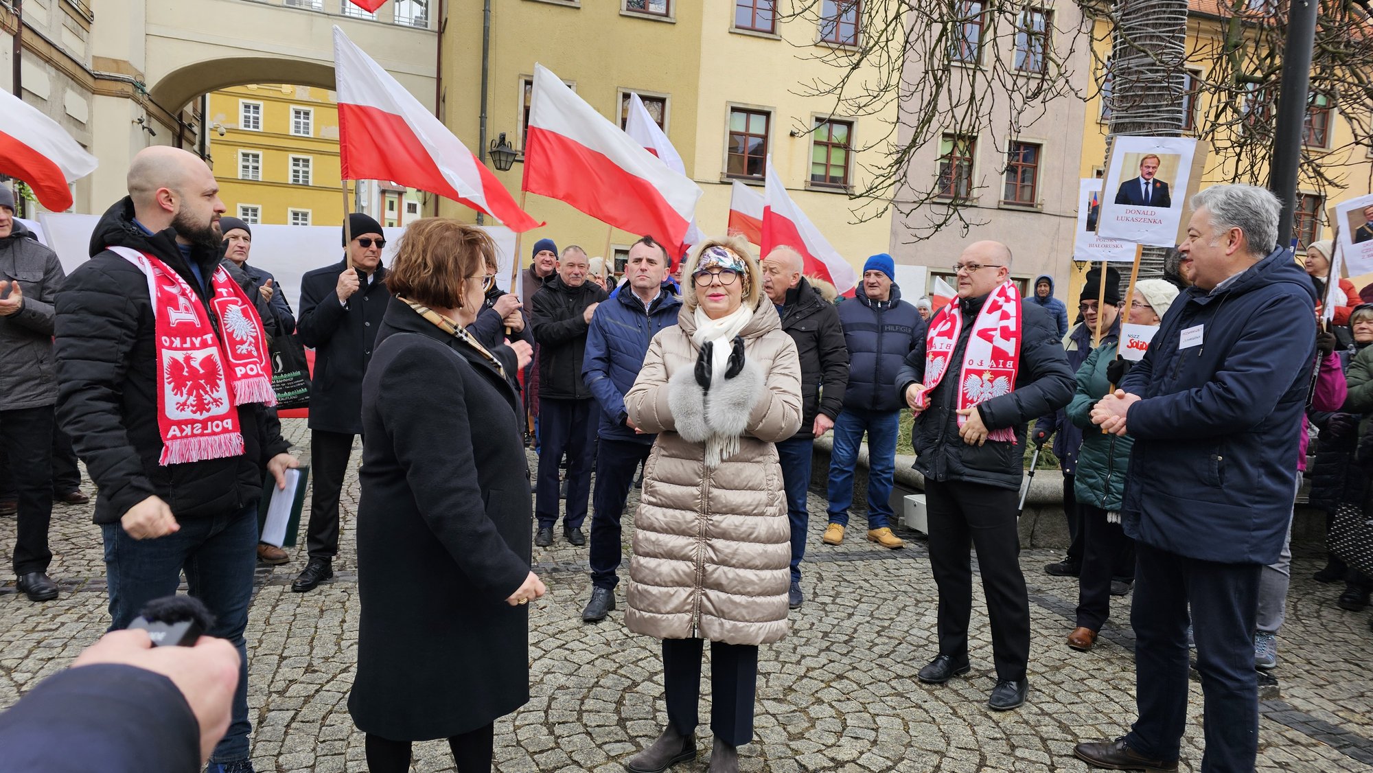 protestuja-w-centrum-miasta-122105