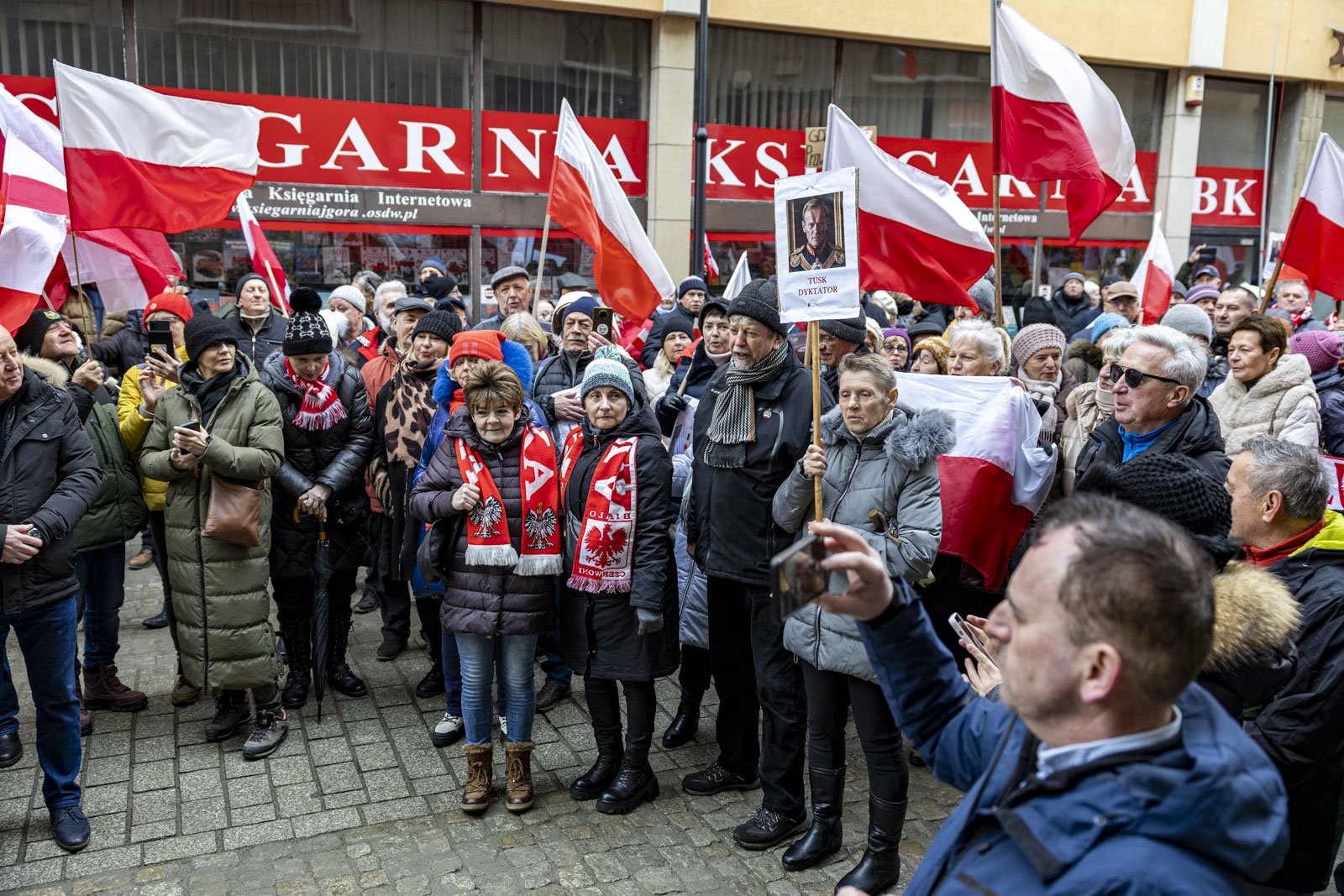protestuja-w-centrum-miasta-122105