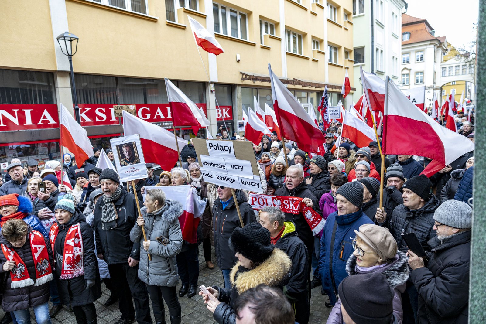 protestuja-w-centrum-miasta-122105