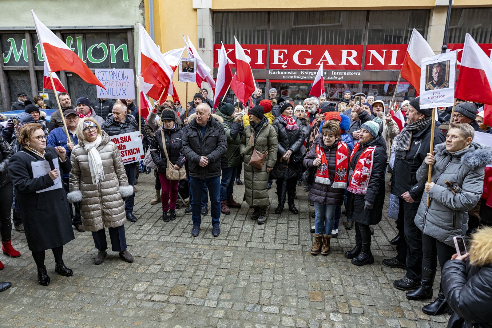 protestuja-w-centrum-miasta-122105