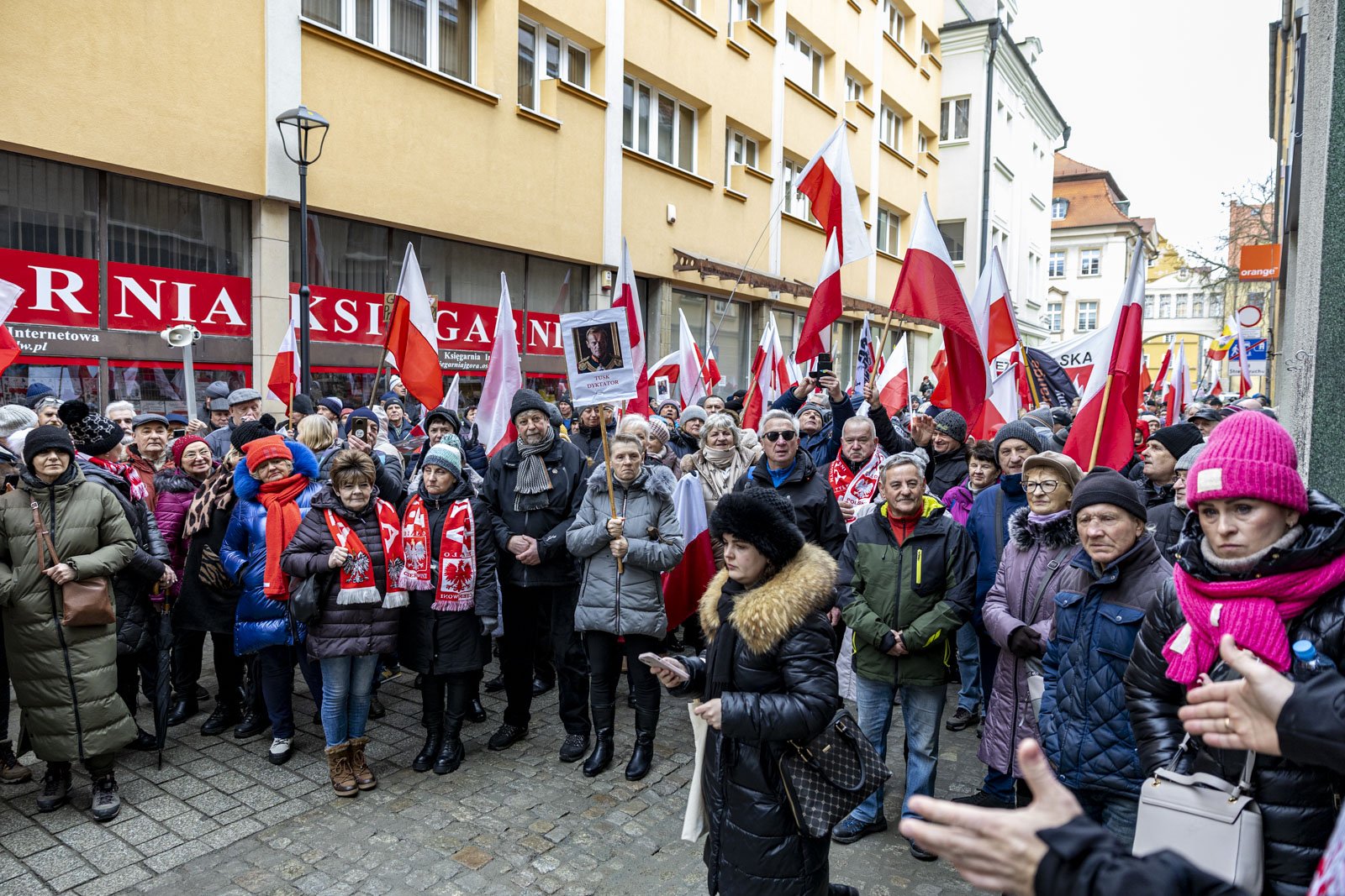 protestuja-w-centrum-miasta-122105