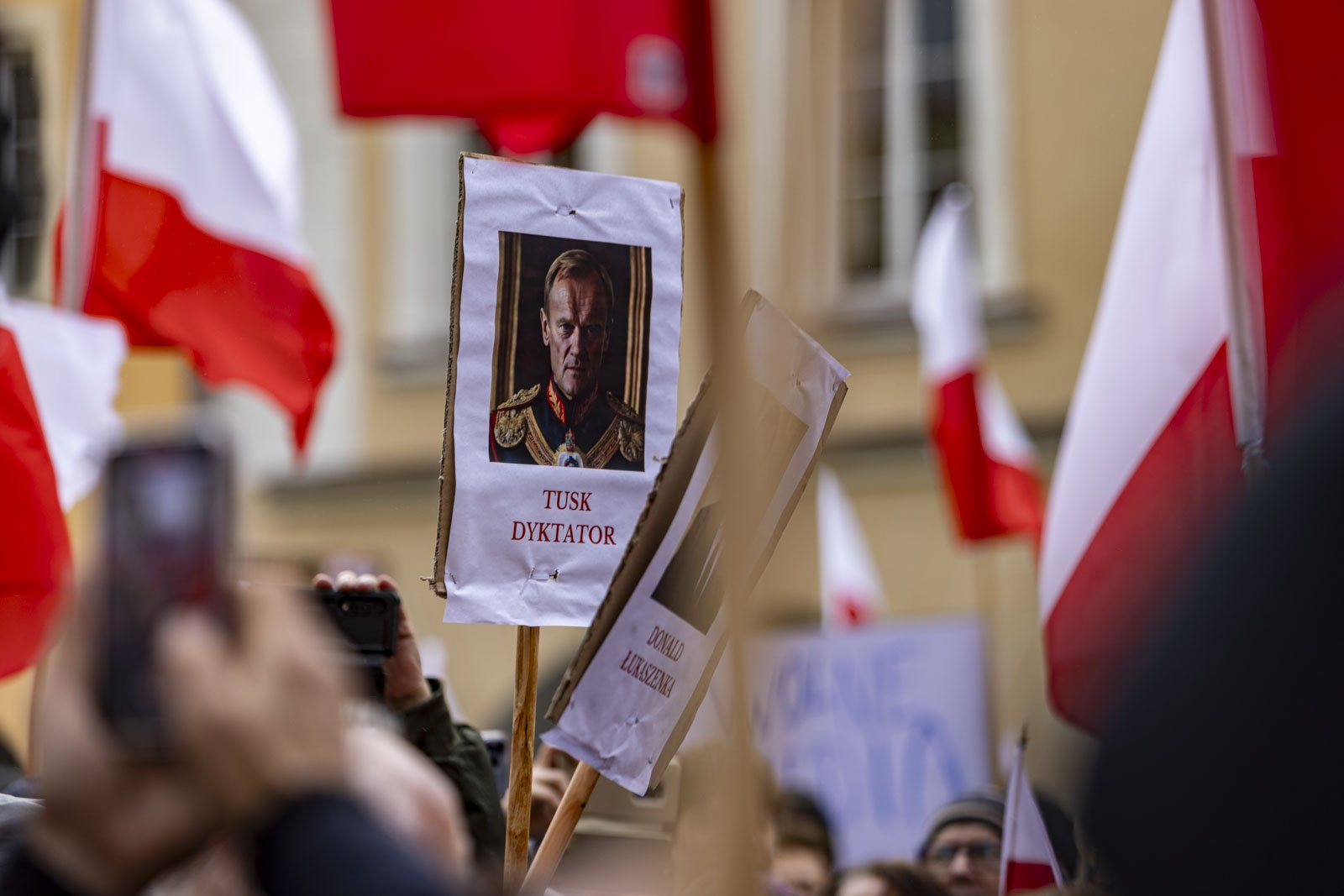 protestuja-w-centrum-miasta-122105