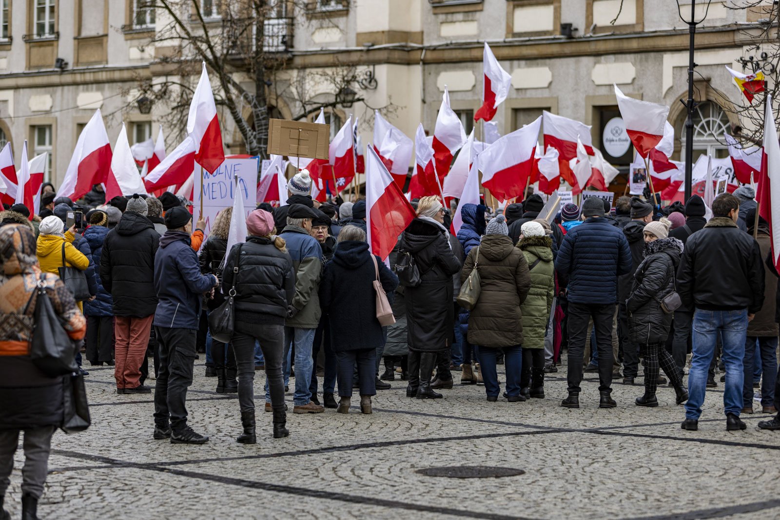 protestuja-w-centrum-miasta-122105