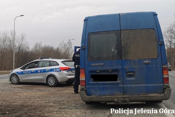 policja-sprawdzaa-busy-122122