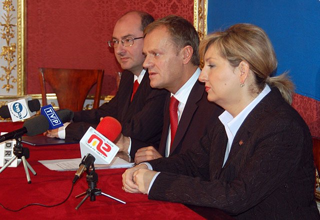Beata Sawicka w listopadzie 2006 przed drugą turą kampanii wyborczej. Z Donaldem Tuskiem popierała Marka Obrębalskiego. Dziś była posłanka w PO nie ma czego szukać, ale wielu obserwatorów wskazuje, że to właśnie dzięki j