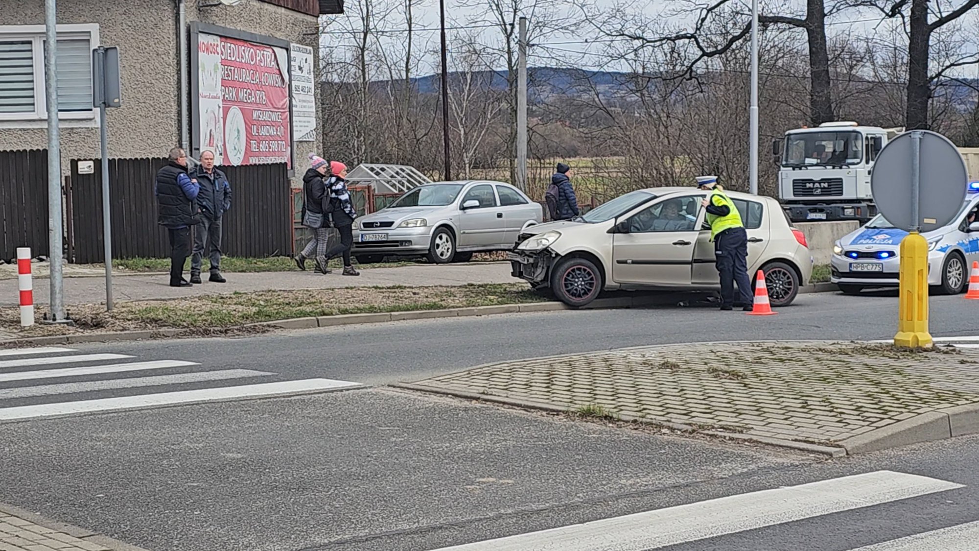 zderzenie-toyoty-i-renault-122585