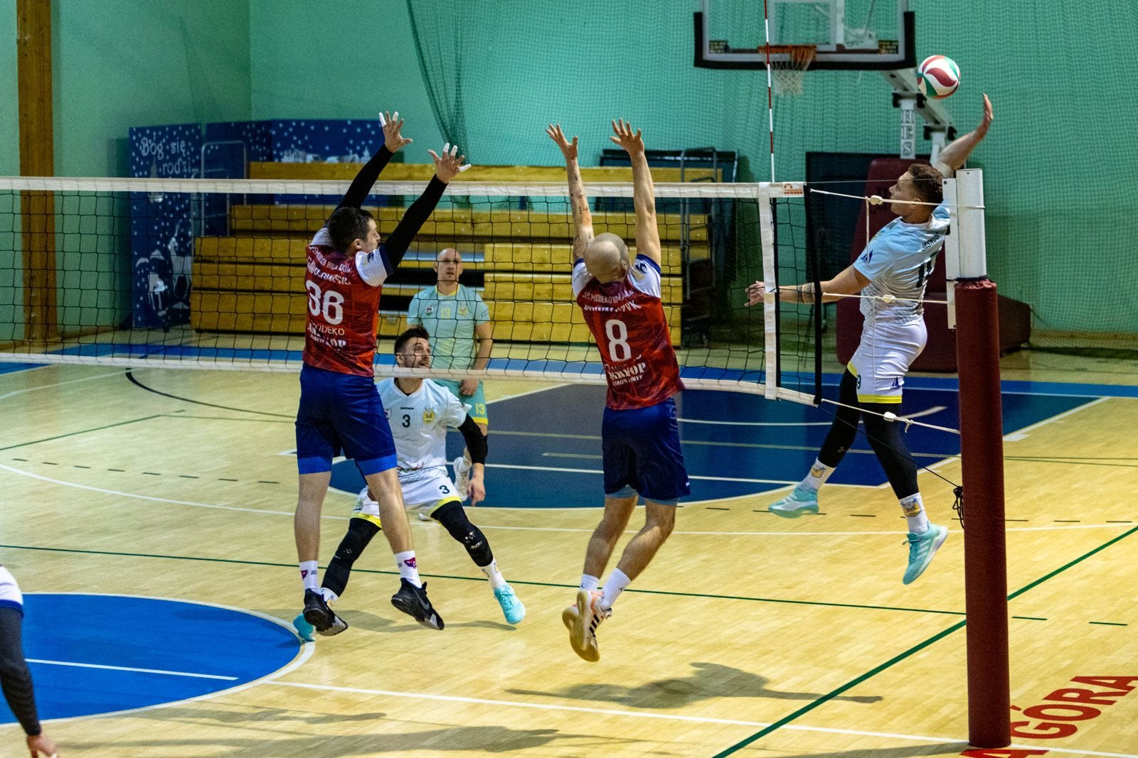 graja-u-siebie-i-prosza-o-doping-kibicow-122594