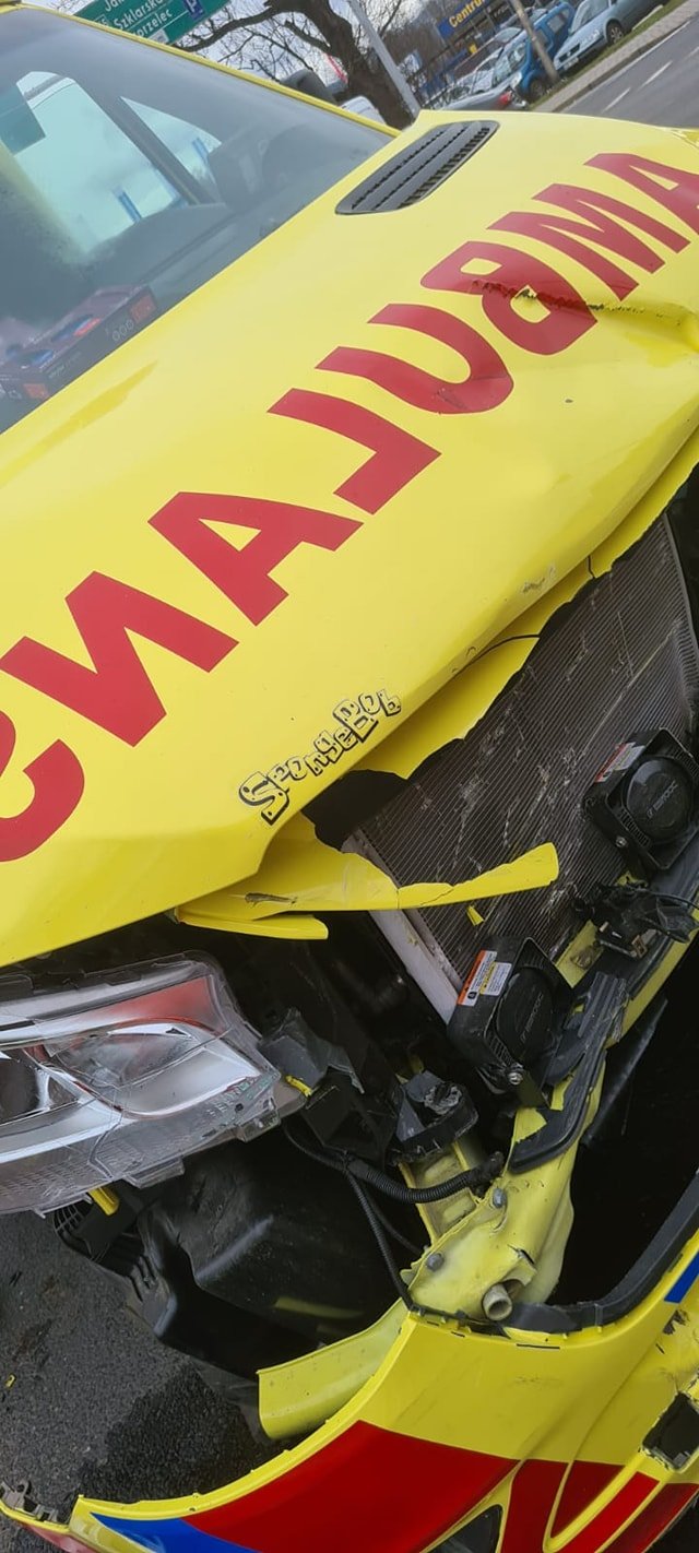 karetka-mercedes-zderzya-sie-z-osobowym-renault-122611