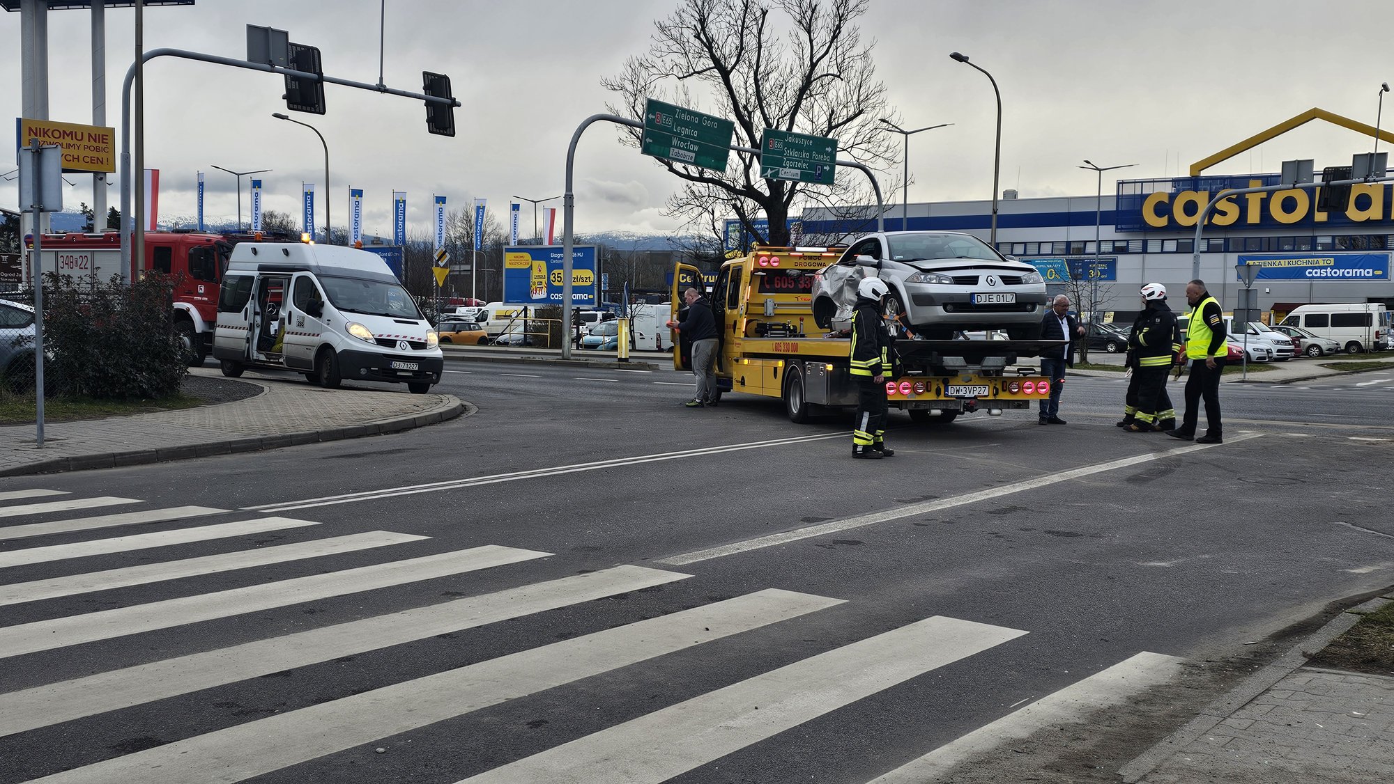 karetka-mercedes-zderzya-sie-z-osobowym-renault-122611