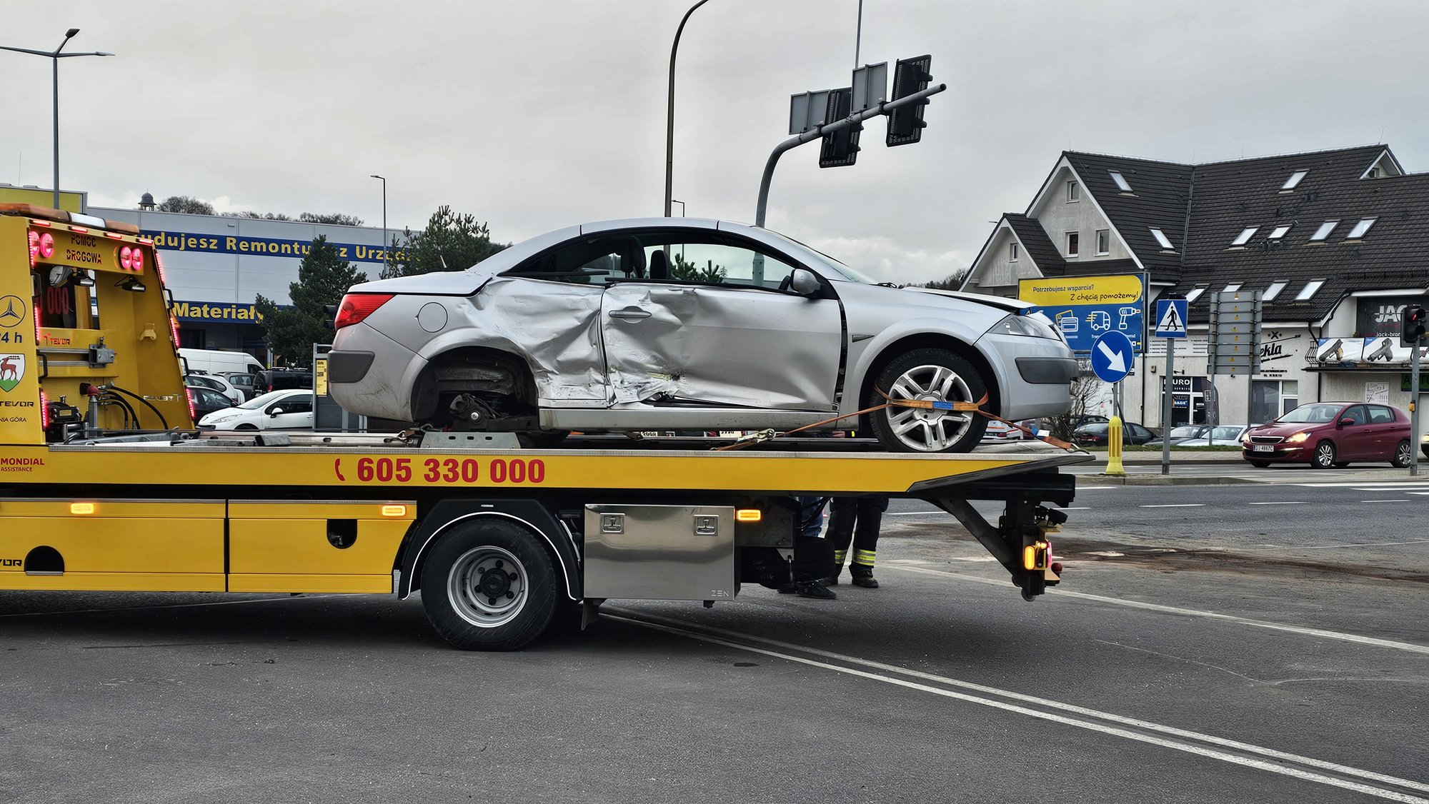 karetka-mercedes-zderzya-sie-z-osobowym-renault-122611