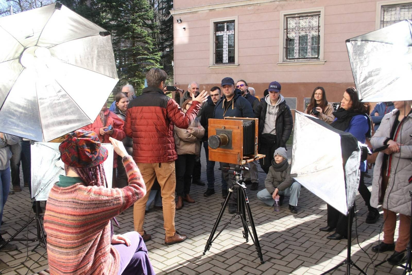 przeniesli-sie-w-czasie-122659