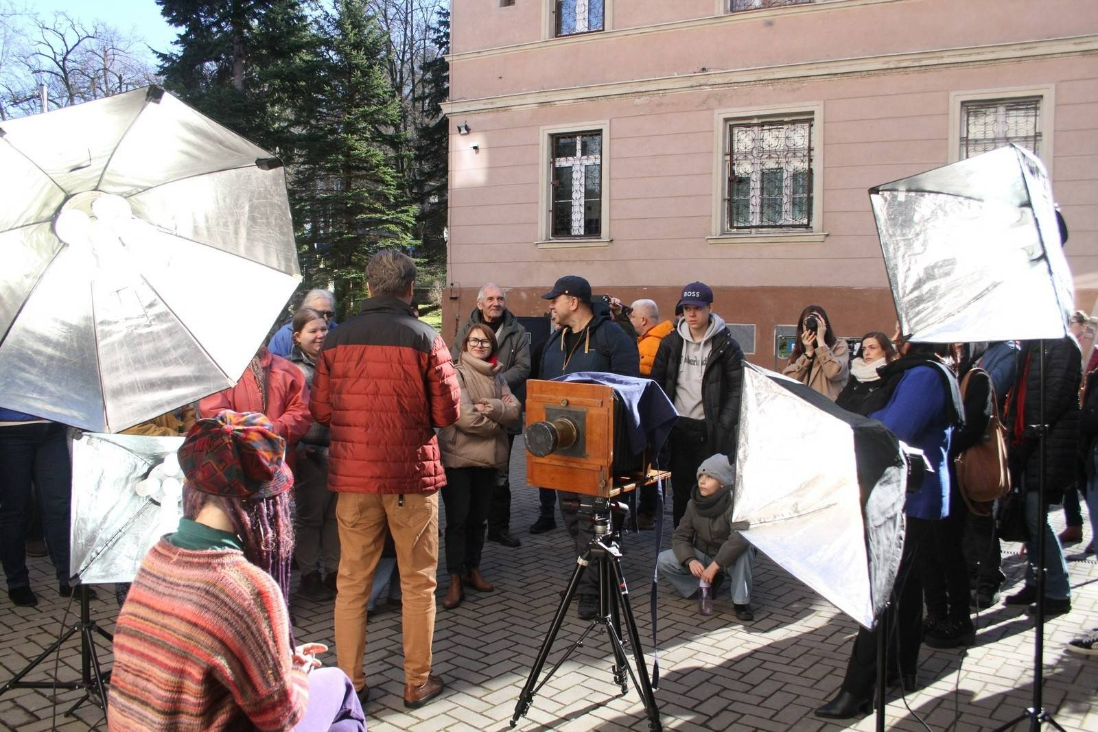 przeniesli-sie-w-czasie-122659