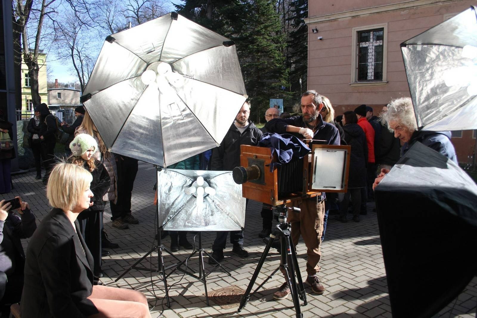 przeniesli-sie-w-czasie-122659