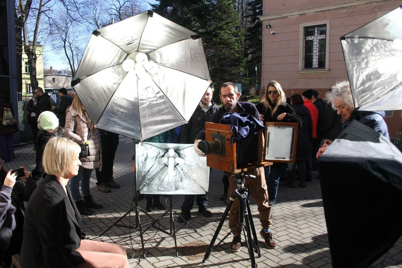 przeniesli-sie-w-czasie-122659