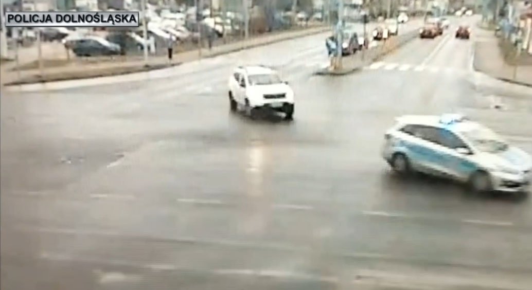 kobieta-rodzi-policja-pilotuje-do-szpitala-122771